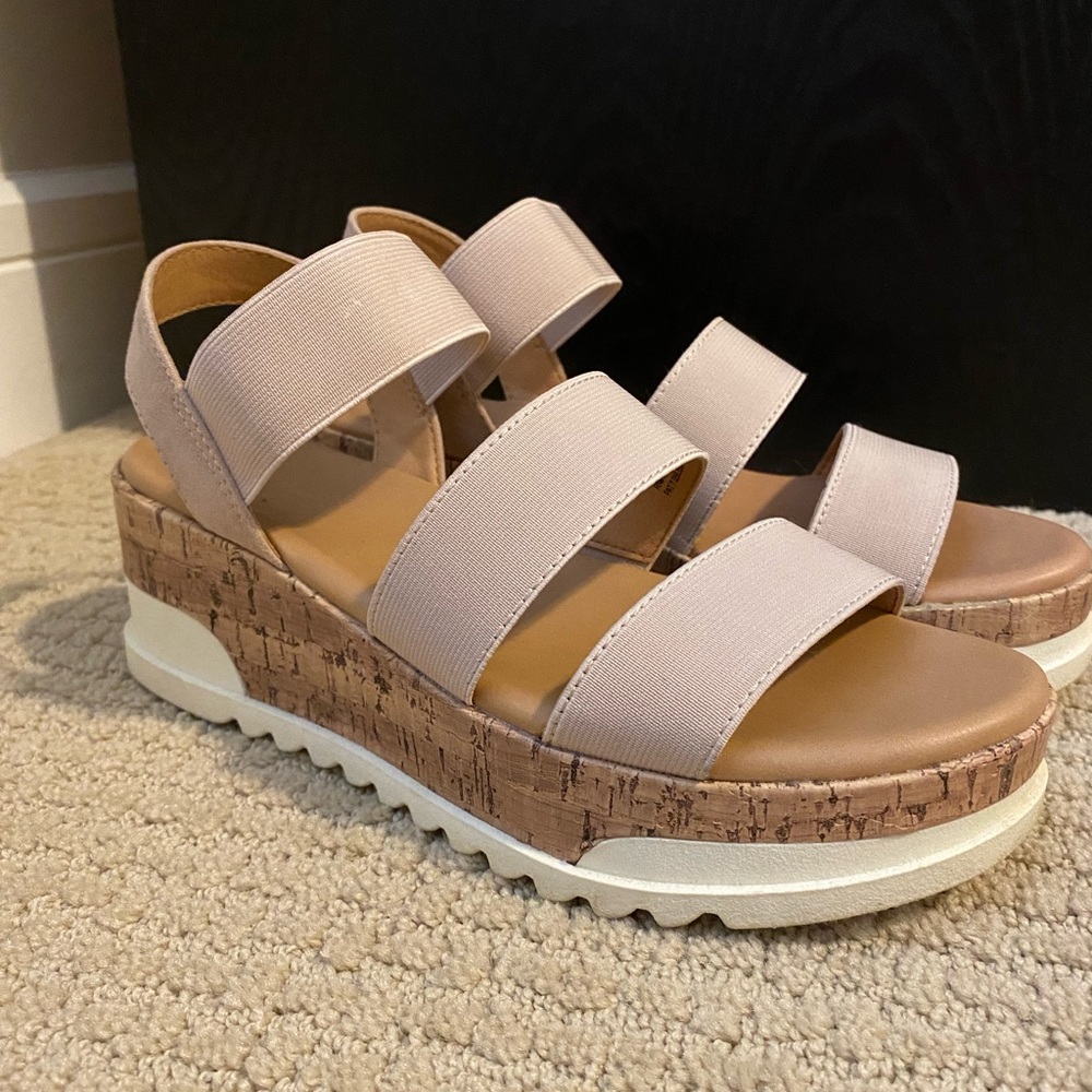 LIKE NEW Universal Thread Sandals 7.5